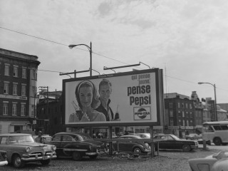 Affiche publicitaire située dans le stationnement de la rue Henderson