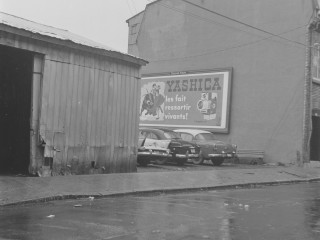 Stationnement où l'on peut voir une affiche publicitaire