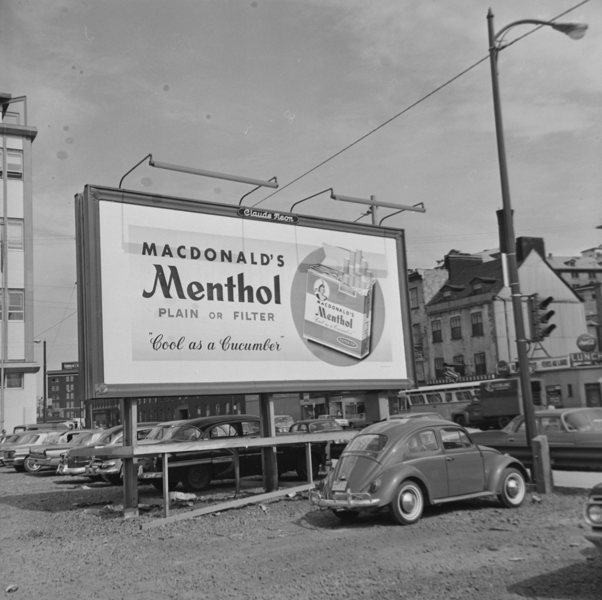 Il s'agit d'un négatif représentant une affiche publicitaire sur laquelle on peut lire : « Macdonald's menthol plain or filter ». Cette affiche était située dans le stationnement de la rue Henderson. Ce dernier a été fermé en 1986.