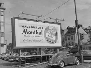 Affiche publicitaire située dans le stationnement de la rue Henderson