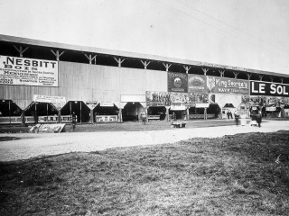 Façade arrière de l'estrade du champs de course